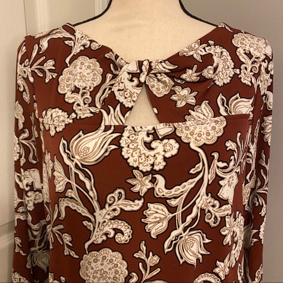 CHICO’S Twist Front Keyhole Scrolls 3/4 Sleeve Top - Picture 3 of 9